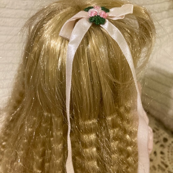 Vintage Praying Porcelain Girl Doll - Pink Gown, Kneeling, Rosary - Picture 10 of 13